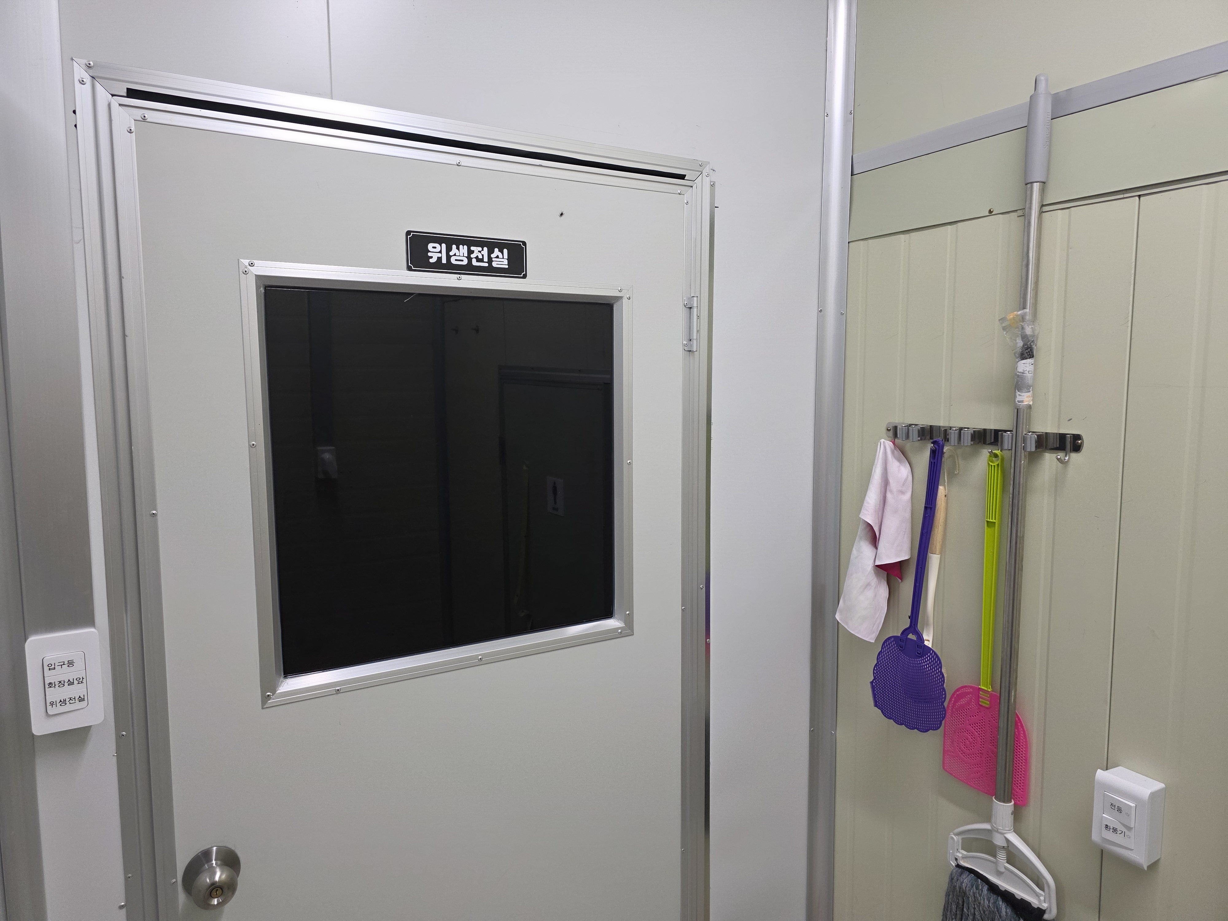 태승푸드 위생전실 — 작업 구역 진입 전 최종 소독 및 위생 확인 공간