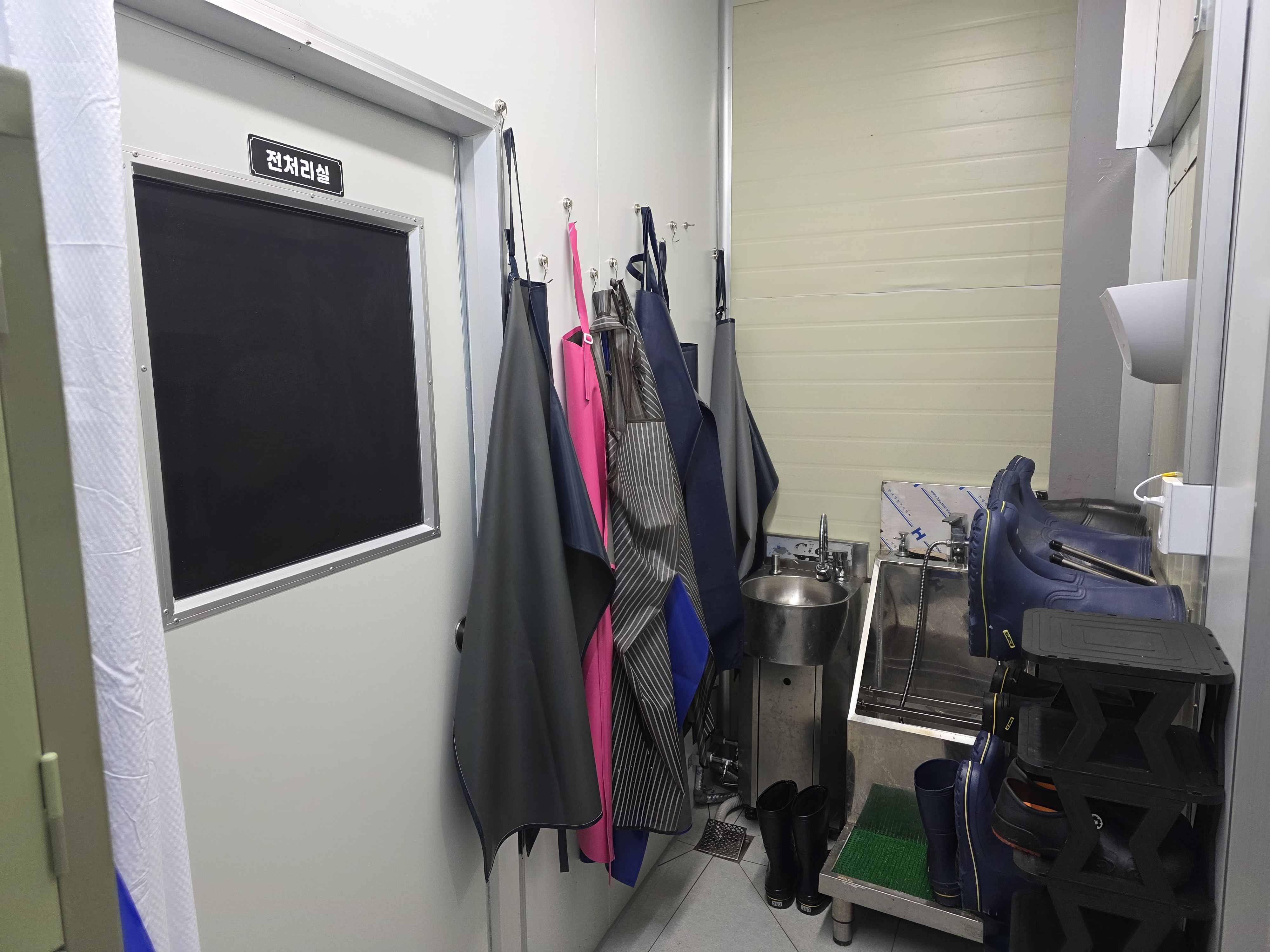 태승푸드 전처리실 — 전용 작업복과 장비가 준비된 전처리 공간 입구