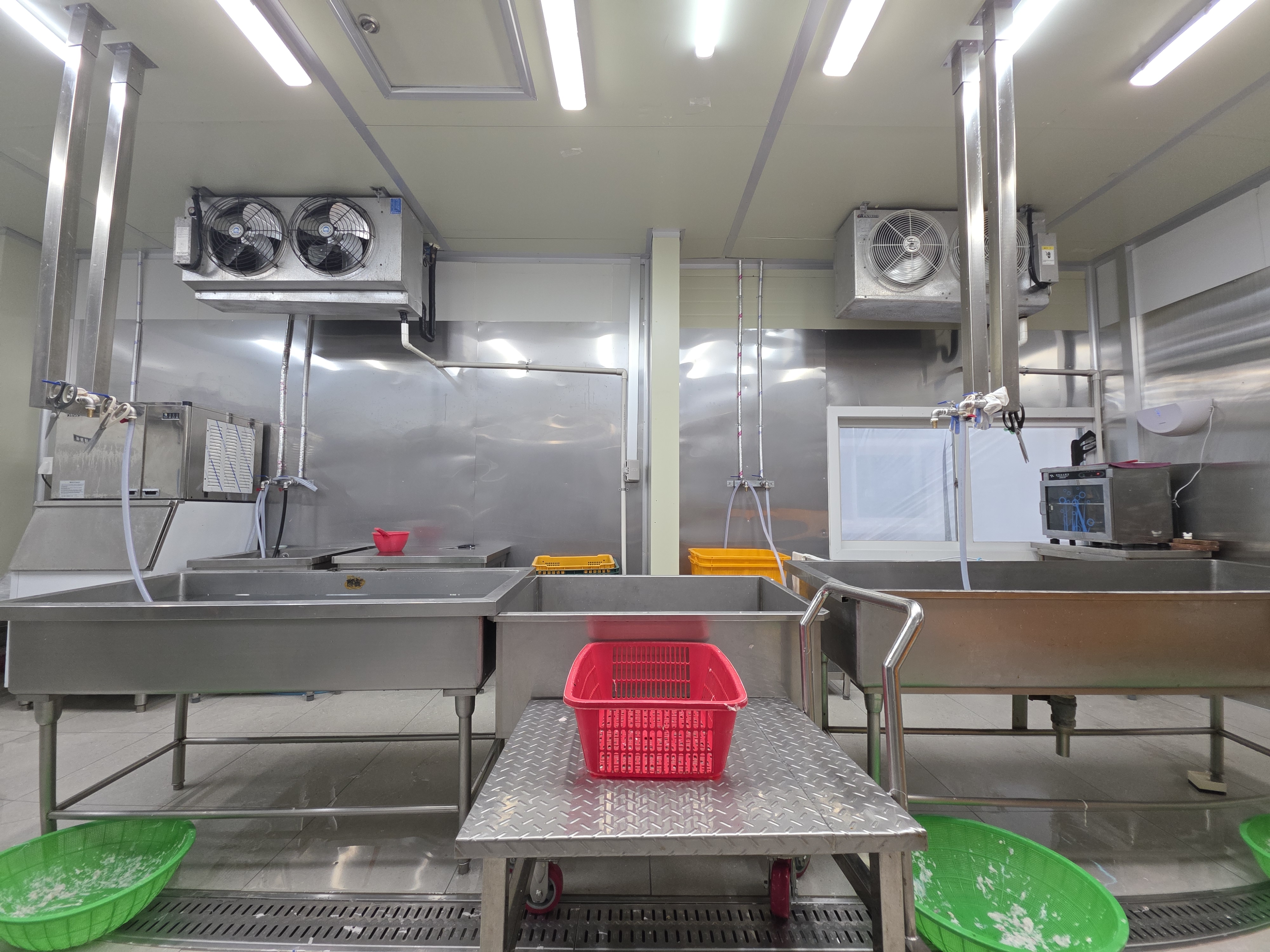 태승푸드 가공실 — 스테인리스 작업대와 세척 시설을 갖춘 메인 가공 공간