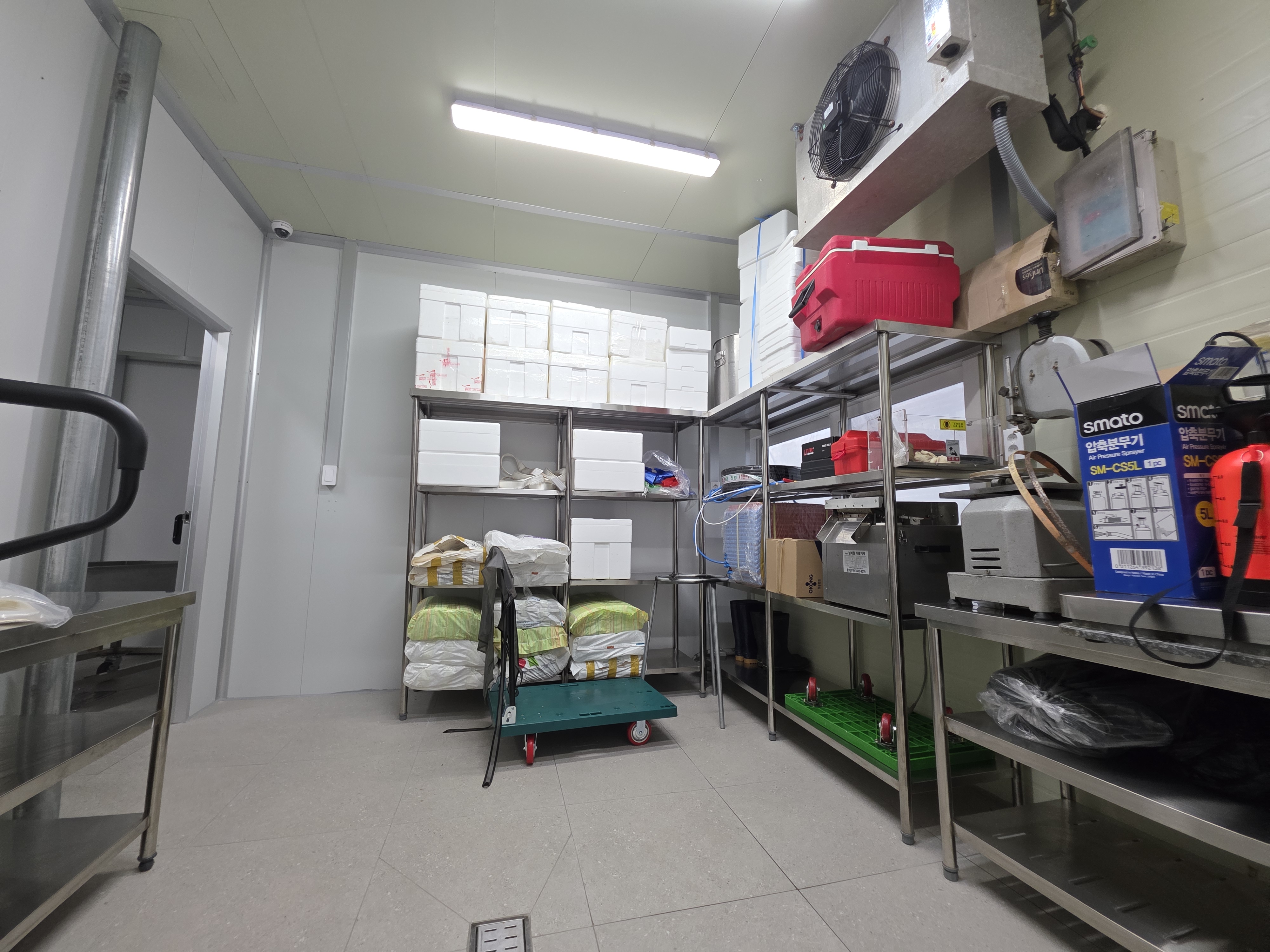 태승푸드 자재 보관실 — 원료와 부자재를 체계적으로 관리하는 보관 공간