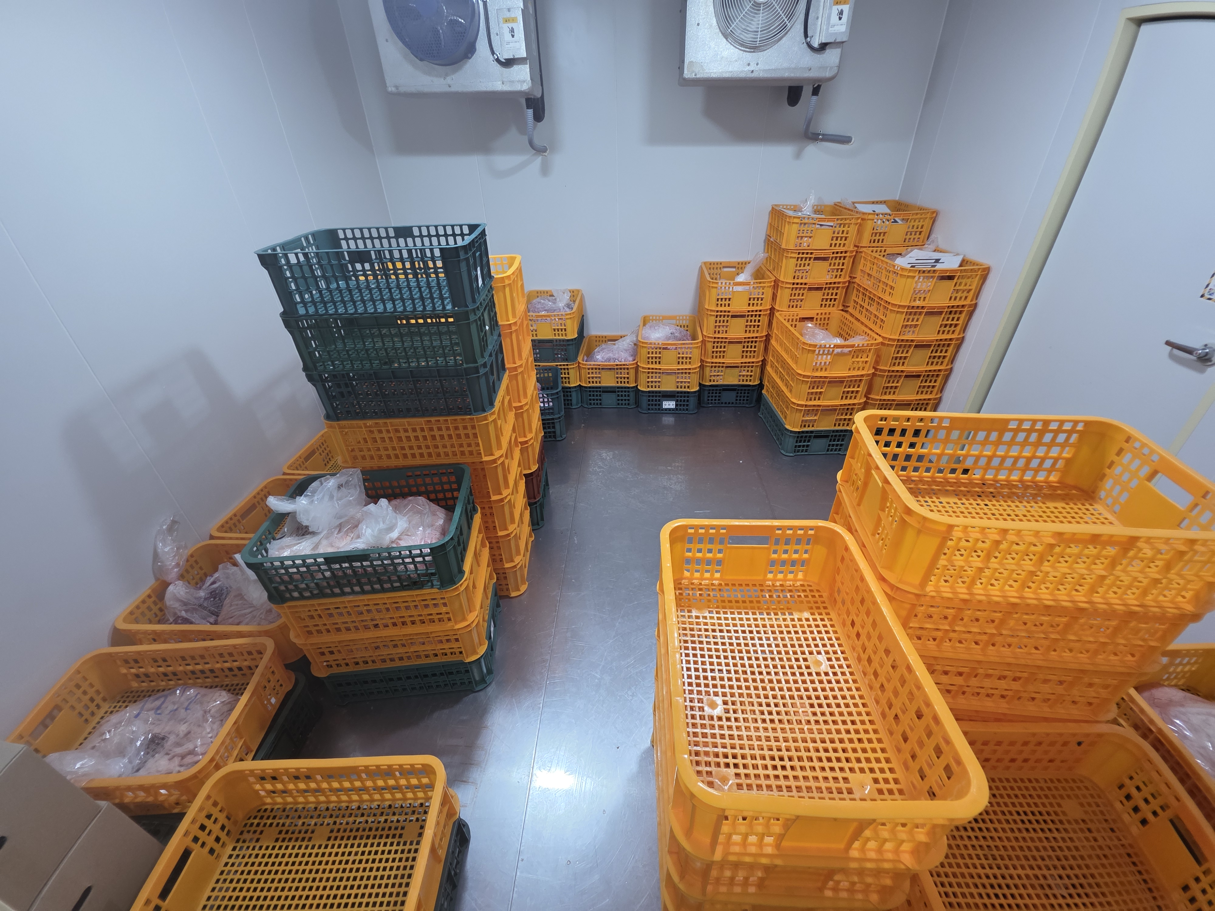 태승푸드 제품 분류실 — 크레이트를 활용한 체계적인 제품 분류 공간